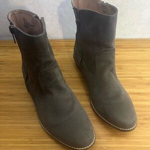 American eagle suede boots
